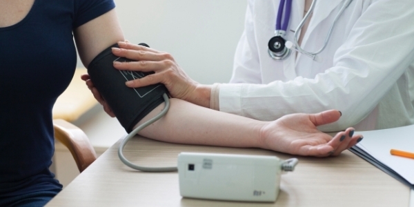 血圧計を使って血圧測定